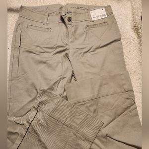New with tags New York & Co Chino pants size 4 Petite